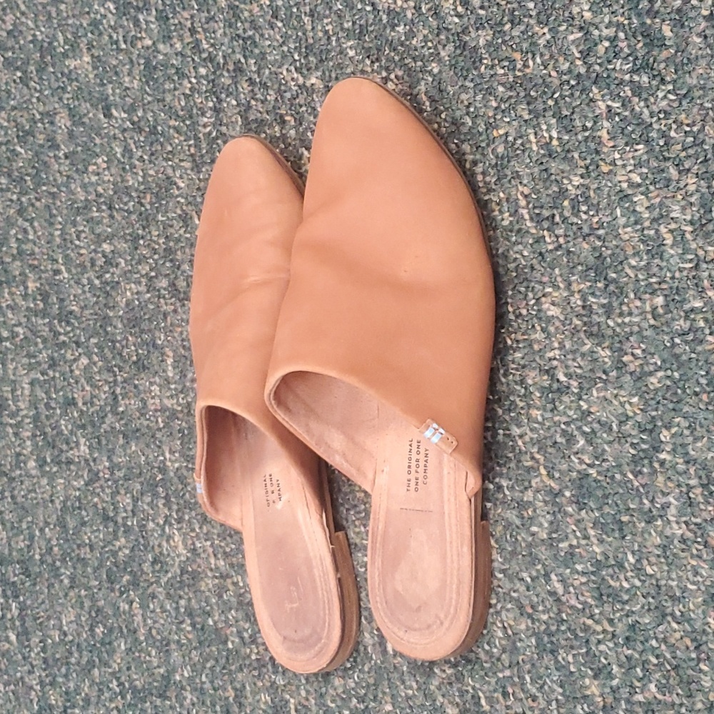 Tom's size 6 1/2 brown leather mules